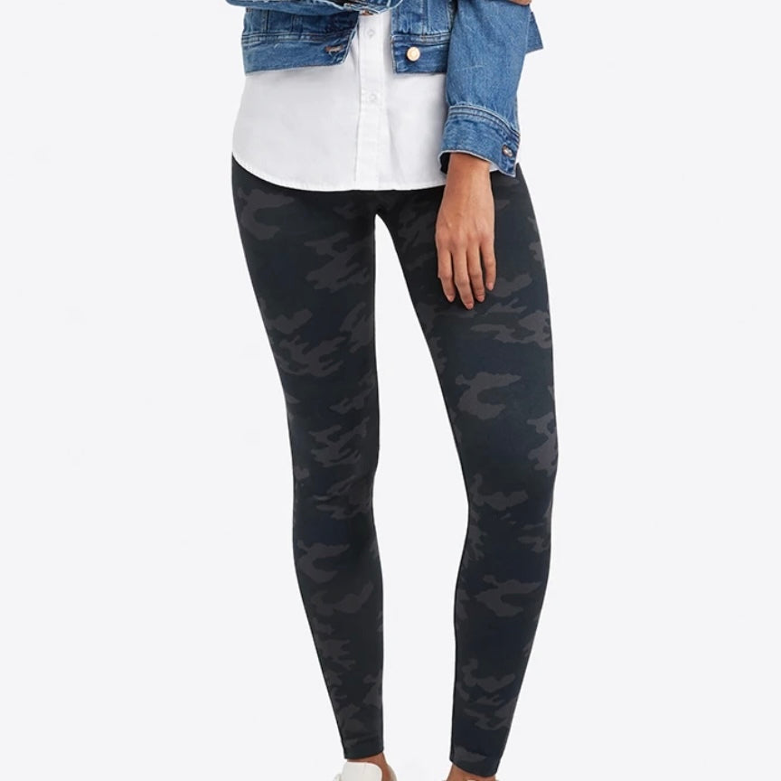 SPANX: LOOK AT ME NOW SEAMLESS LEGGINGS - BLACK CAMO