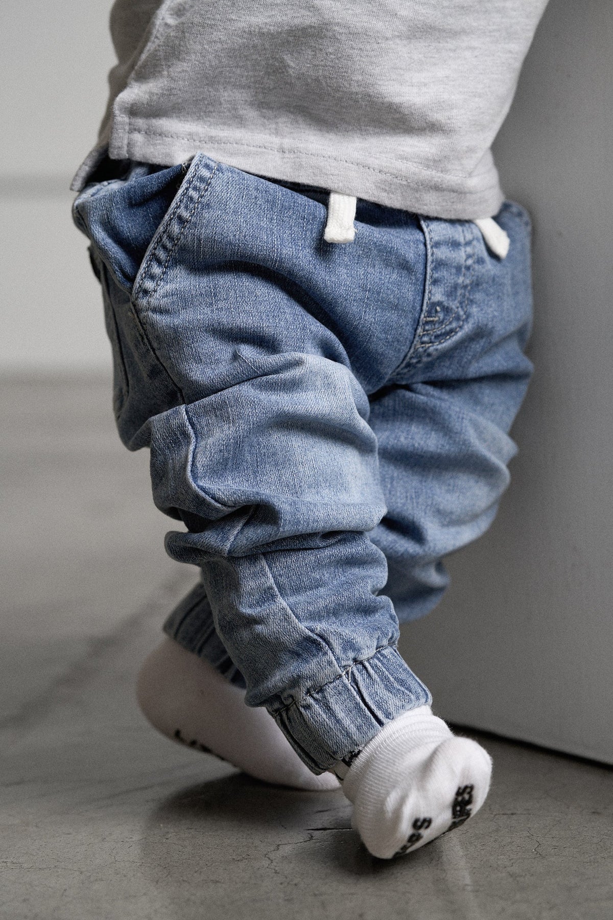 LITTLE BIPSY: BABY DENIM JOGGER - LIGHT WASH