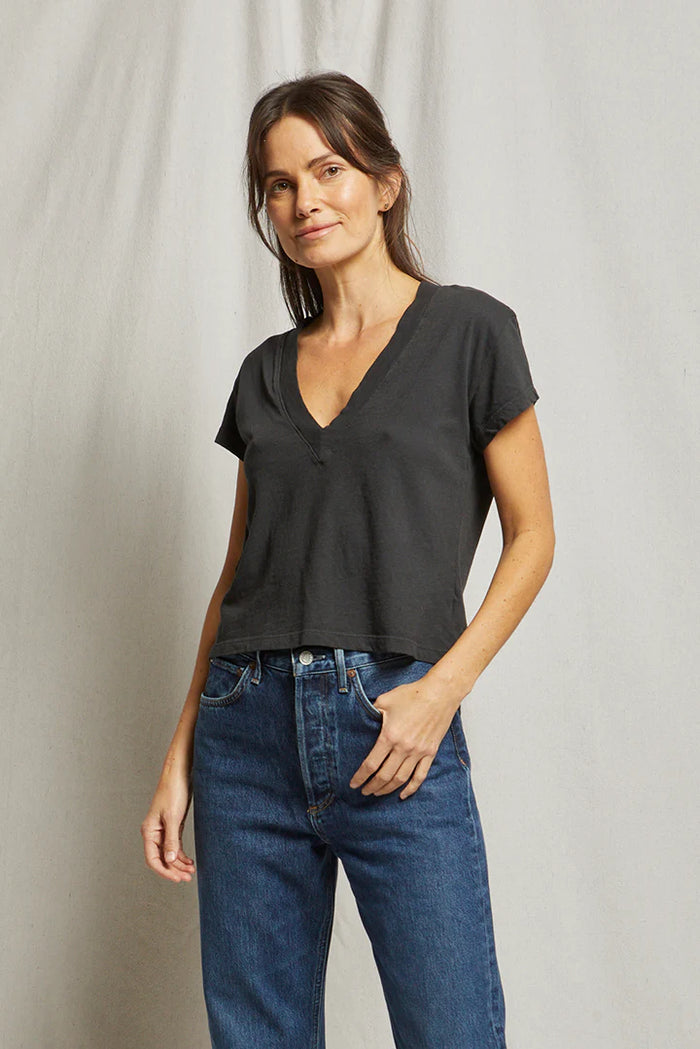 PERFECTWHITETEE: ALANIS RECYCLED COTTON V NECK TEE - VINTAGE BLACK