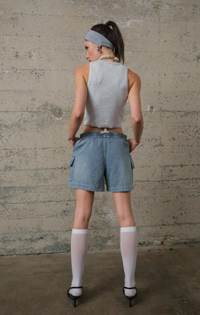 RIBBED CROPPED TANK TOP WITH RAW EDGE BOTTOM - LIGHT GREY