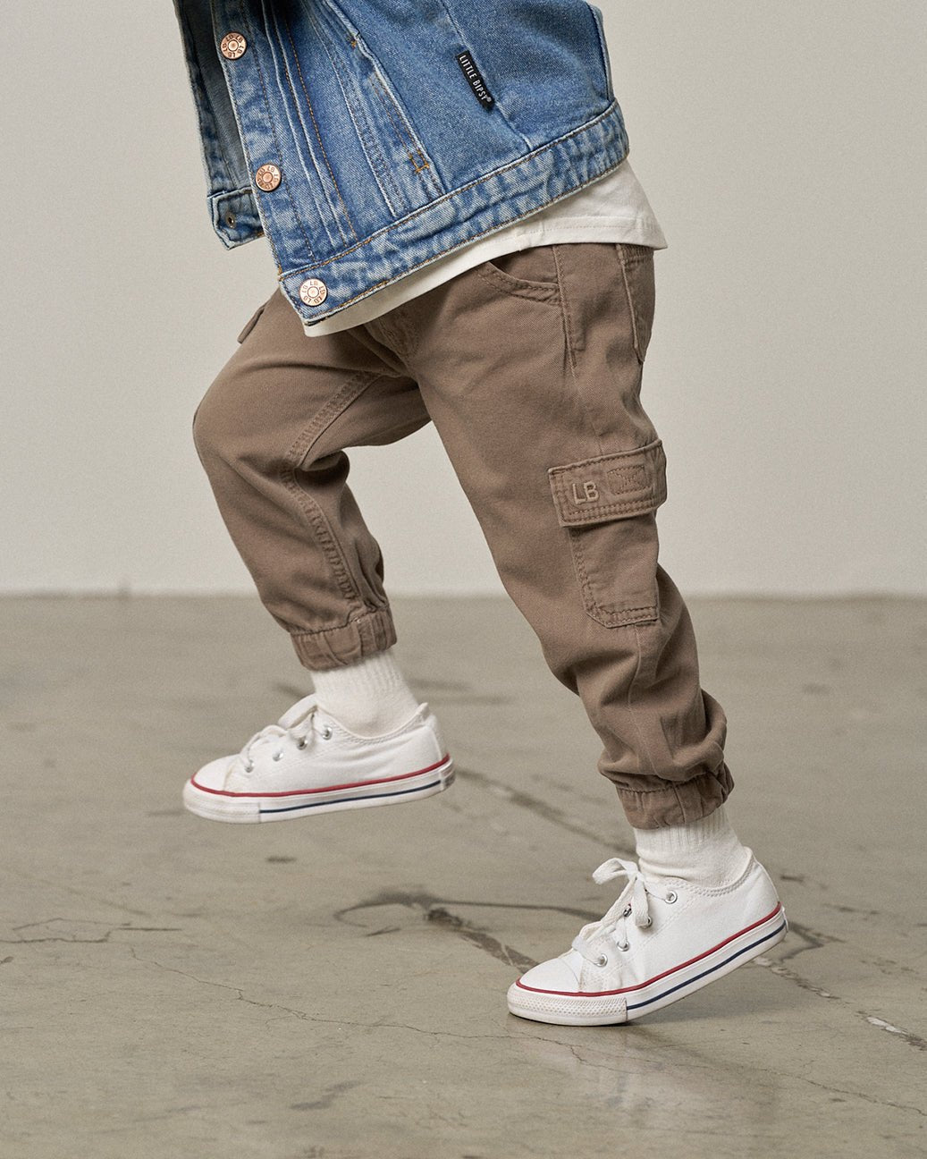 LITTLE BIPSY: COTTON TWILL CARGO JOGGER - MUSHROOM