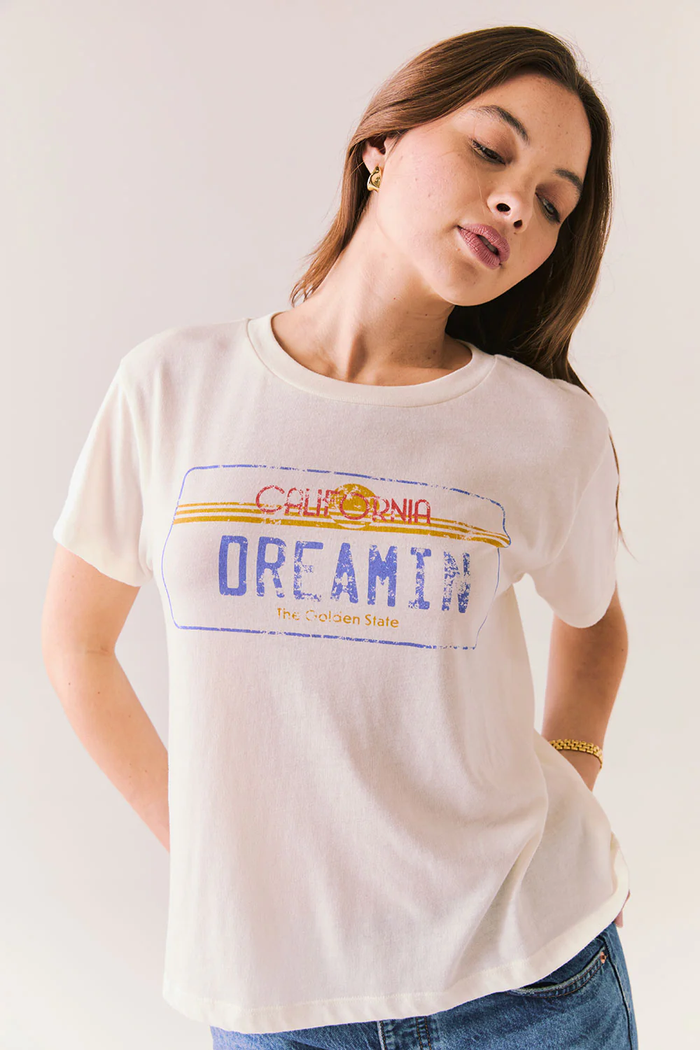 CHASER: CALI DREAMIN TEE – WHITE RETRO GRAPHIC TEE WITH LICENSE PLATE PRINT
