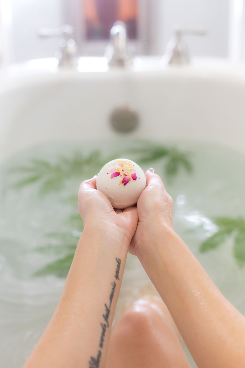 LA RUE APOTHECARY: CBD BATH BOMB