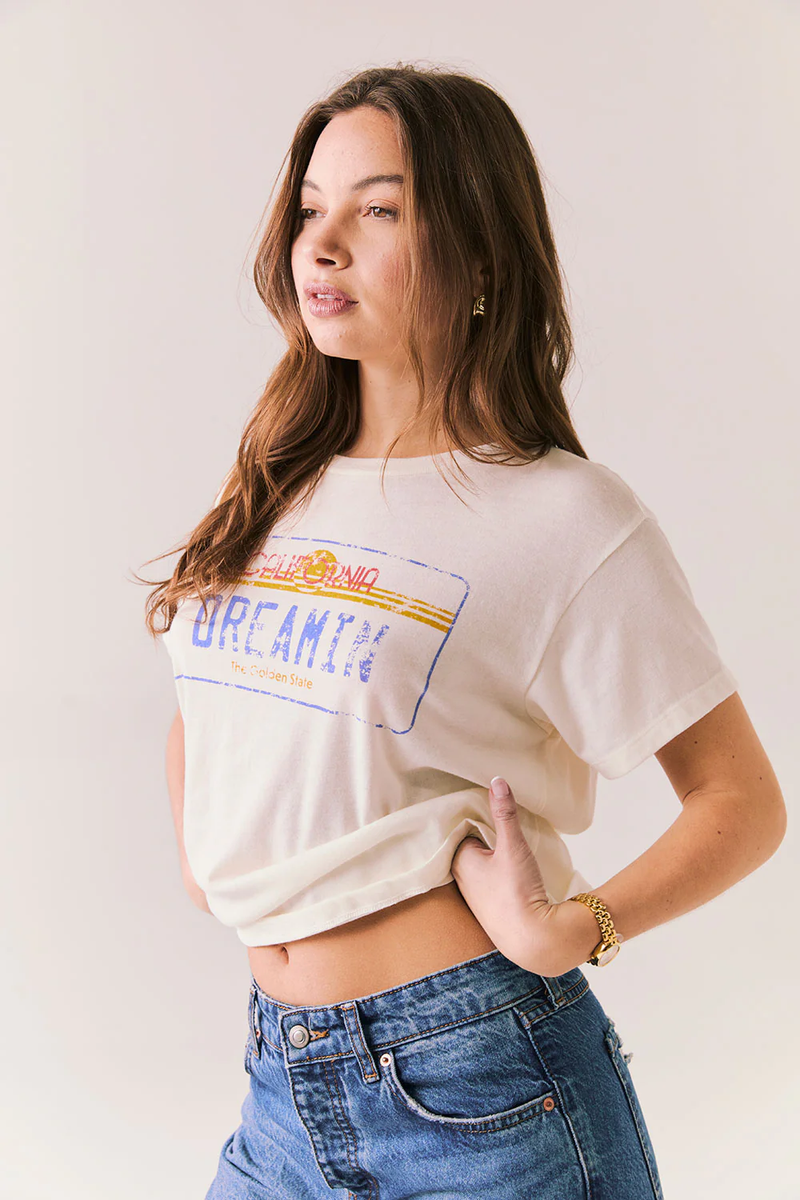 CHASER: CALI DREAMIN TEE – WHITE RETRO GRAPHIC TEE WITH LICENSE PLATE PRINT