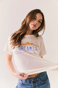 CHASER: CALI DREAMIN TEE – WHITE RETRO GRAPHIC TEE WITH LICENSE PLATE PRINT