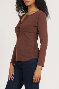DEAR JOHN: EDIE LONG SLEEVE TEE WASHED CAPPUCCINO