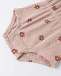 QUINCY MAE: WAFFLE CINCH ROMPER - PINK DAISY