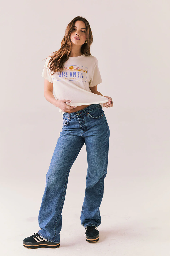 CHASER: CALI DREAMIN TEE – WHITE RETRO GRAPHIC TEE WITH LICENSE PLATE PRINT
