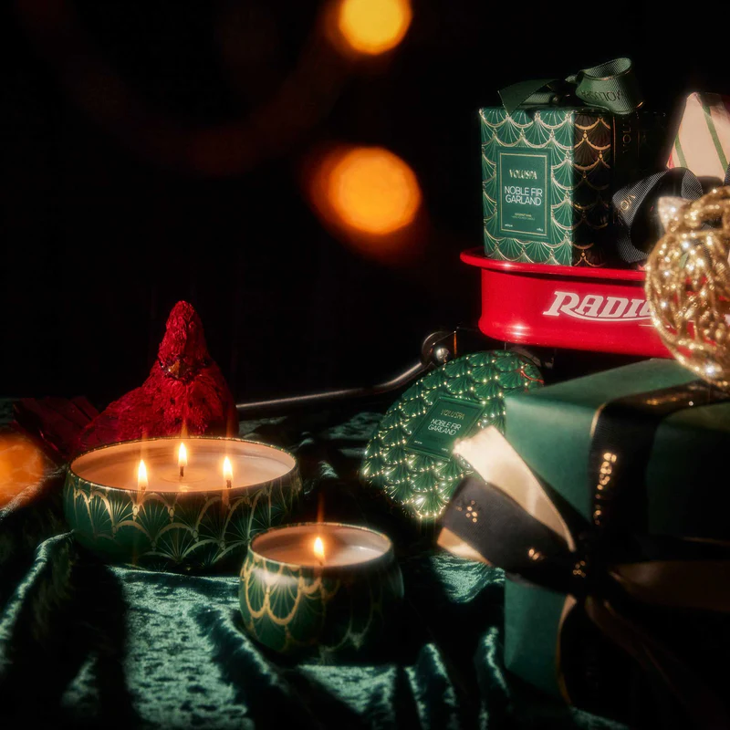 VOLUSPA: NOBLE FIR GARLAND MINI TIN CANDLE