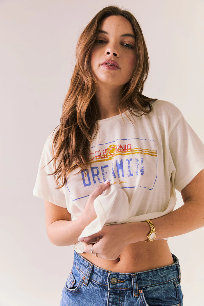 CHASER: CALI DREAMIN TEE – WHITE RETRO GRAPHIC TEE WITH LICENSE PLATE PRINT