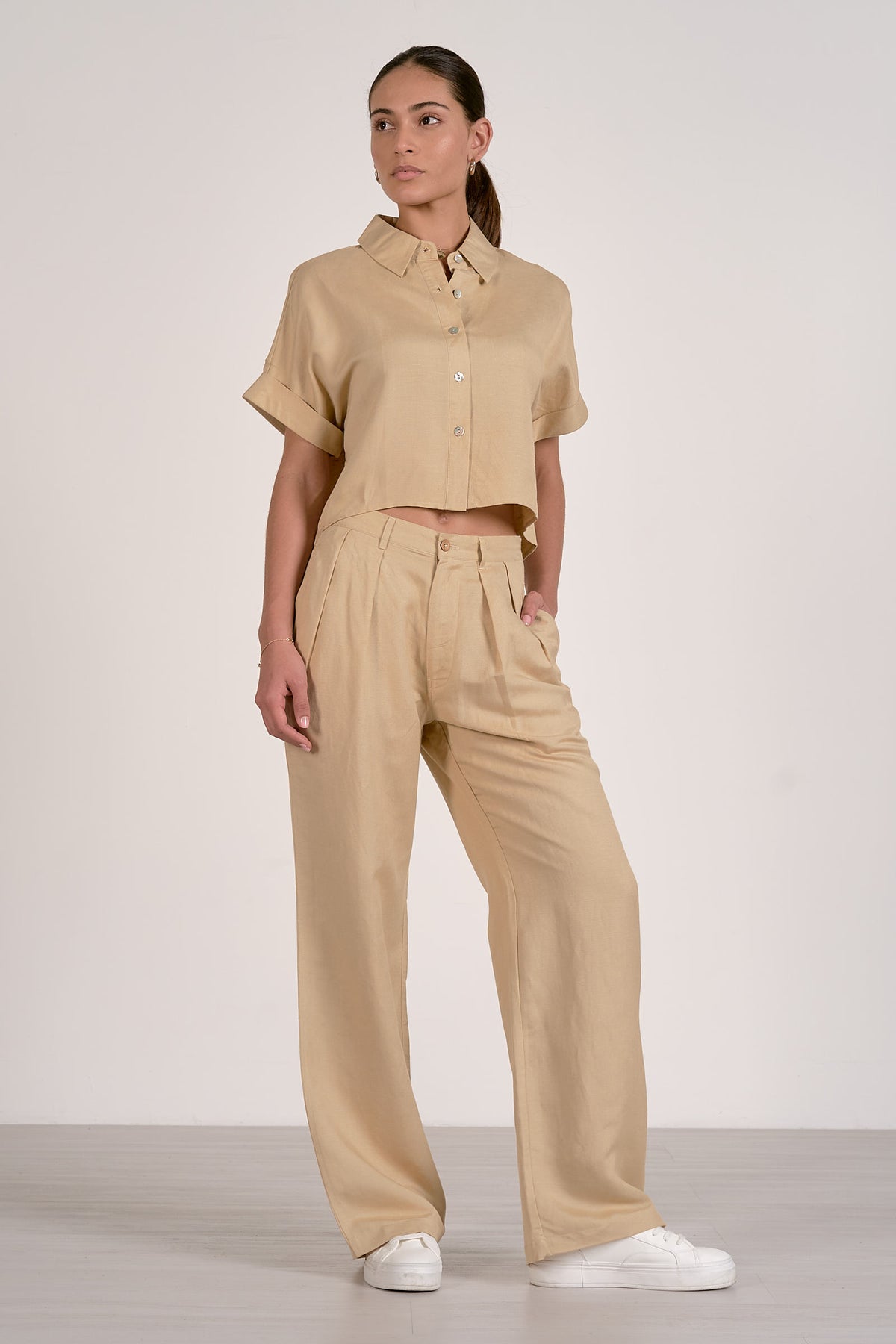 ELAN: SHORT SLEEVE LINEN COLLARED BUTTON UP TOP - OATMEAL
