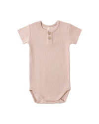 QUINCY MAE: RIBBED HENLEY BODYSUIT - BLUSH