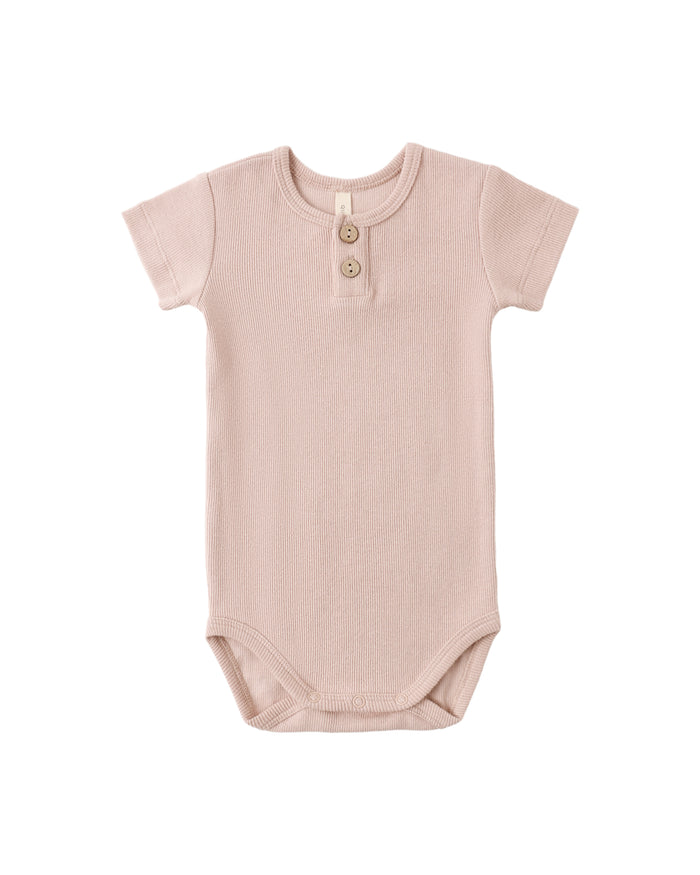 QUINCY MAE: RIBBED HENLEY BODYSUIT - BLUSH