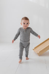 BABYSPROUTS: RIBBED HENLEY BODYSUIT SET - HEATHER GREY